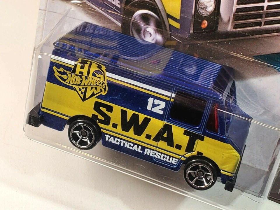 Hot Wheels S.W.A.T. 2013 Símbolo de caza del tesoro Combat Medic azul metálico 12/250 Foto 4 de 4