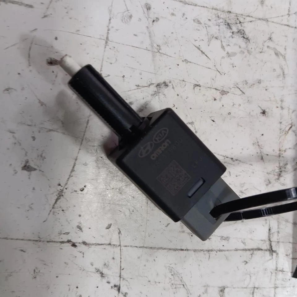 Interruptor de pedal de freno Hyundai Accent 2014 2015 2016 2017 Foto 2 de 4