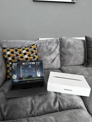Apple MacBook Air 13 Zoll Laptop 256GB SSD, M1 Chip, 8GB RAM, SILBER - Modell 2020. 