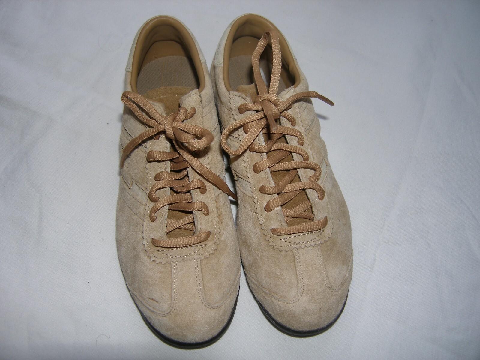 Scarpe n. 36 LOTTO NUOVE in camoscio beige con lacci