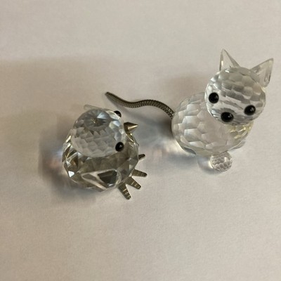 2 Swarovski Tierfiguren, eine Katze mit Metallschwanz, ein Vogelküken