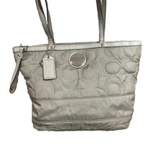 Borsa a tracolla Coach grigia trapuntata pelle verniciata cinghie logo cerniera tema design