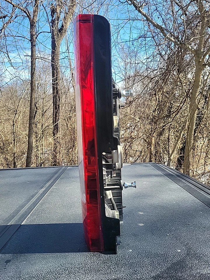 Conjunto de luz trasera lado del conductor OEM 4725947AB para Ram PROMASTER 1500 2014-2024 Foto 2 de 4