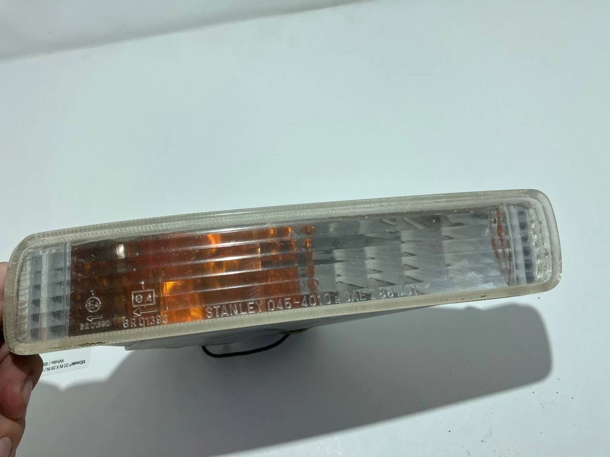 91-95 OEM Acura Legend Sedan front bumper turn blinker signal