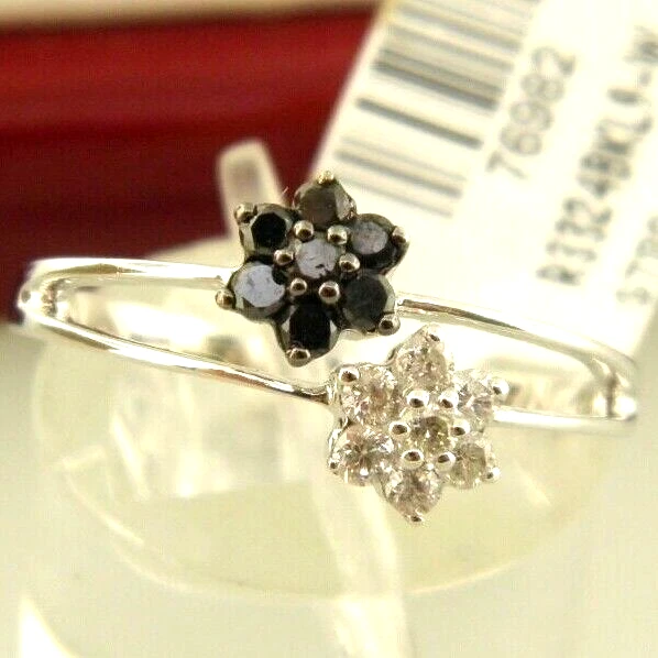 Anillo con flores delicadas envolventes de diamantes blancos y negros en oro blanco macizo de 14 k Foto 3 de 4