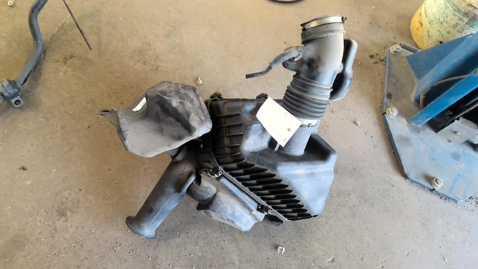 Used Air Cleaner Assembly fits: 2012 Gmc Acadia  Grade A - Image 2 of 4