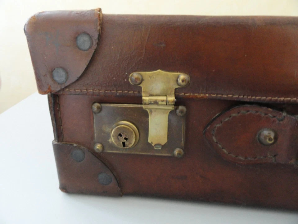Ancienne valise en cuir, valisette, vieux bagage - Photo 3/4