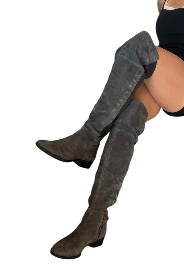 Botas de gamuza grises Sam Edelman Pam para mujer con cremallera acanalada sobre la rodilla OTK 9 Foto 2 de 4