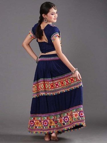 Girls Traditional Gujarati Garba Dandiya Dance Costume (Chaniya, Choli, Dupatta) - Foto 23 di 23