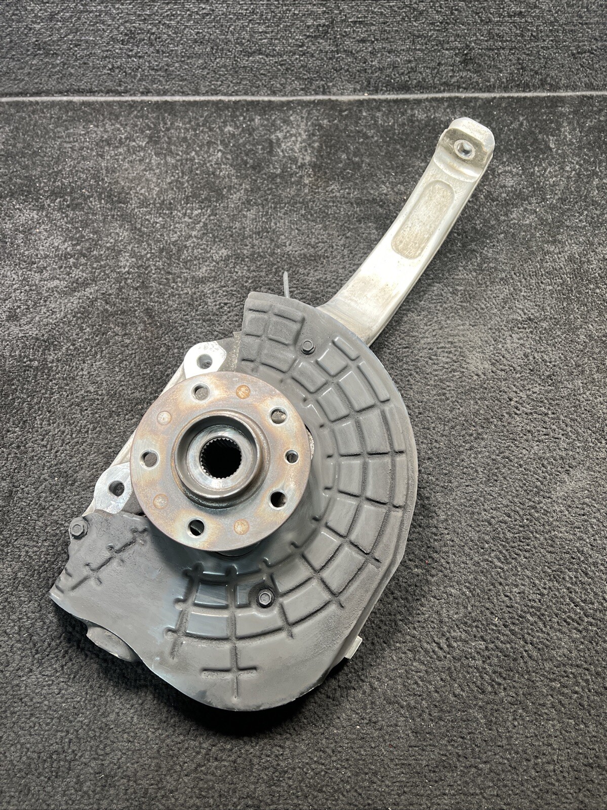 2017 Maserati Levante Front Left Spindle Knuckle Wheel Hub OEM 06700320530