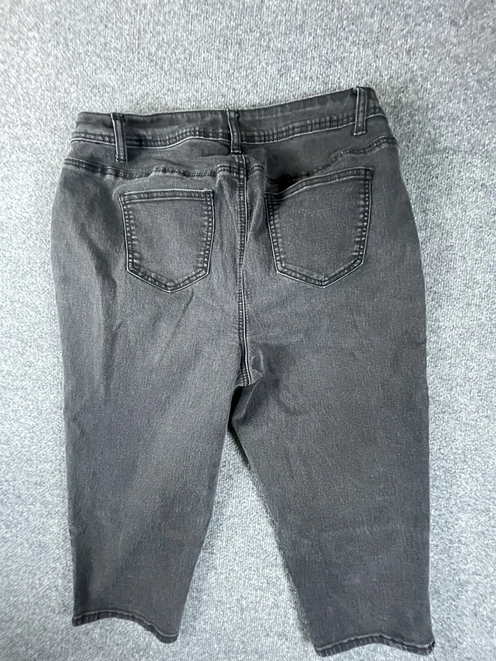 Pantalones de mezclilla Cato Capri para mujer talla 16W Plus adornados en negro Foto 2 de 4