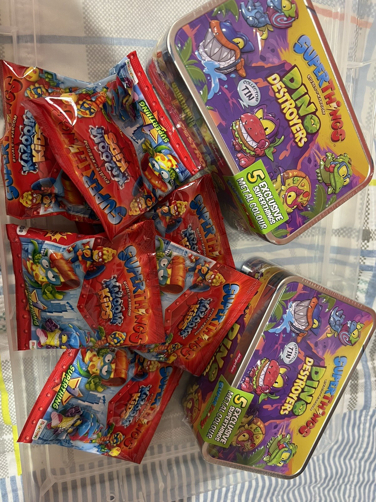 Paquete Superthings. 2 latas Dino Destroyer y 12 paquetes Rivals of Kaboom. Sellado.
