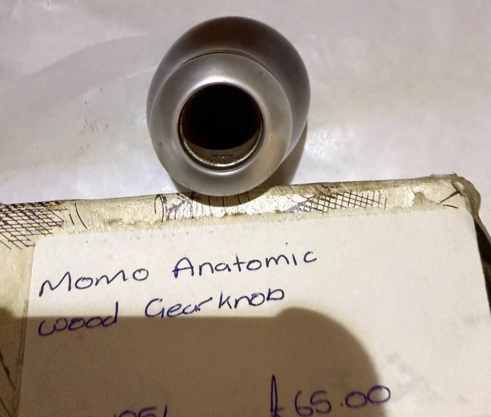 Perilla de engranaje de madera anatómica MOMO Foto 3 de 3