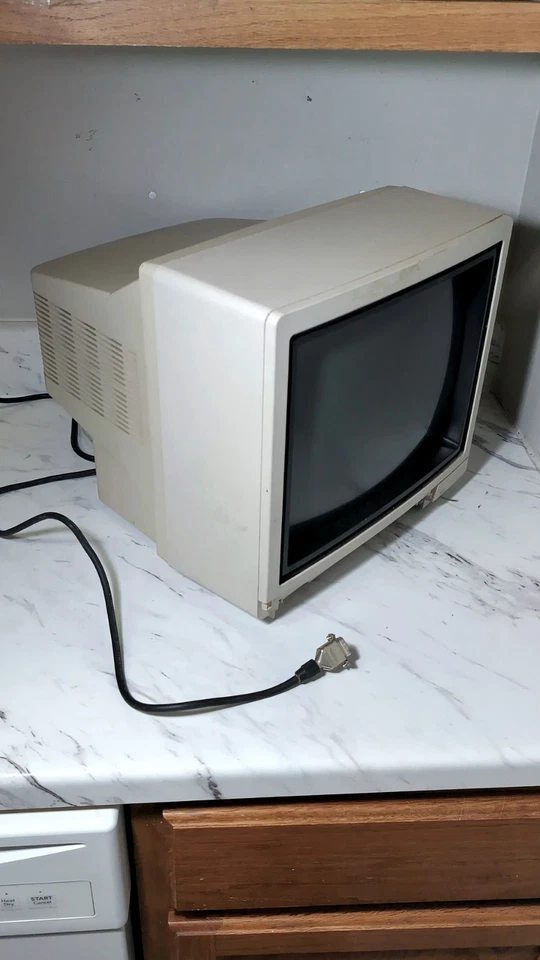 "Monitor color CGA vintage Tandy 13"" modelo CM-11 encendido (sin probar)" Foto 3 de 4