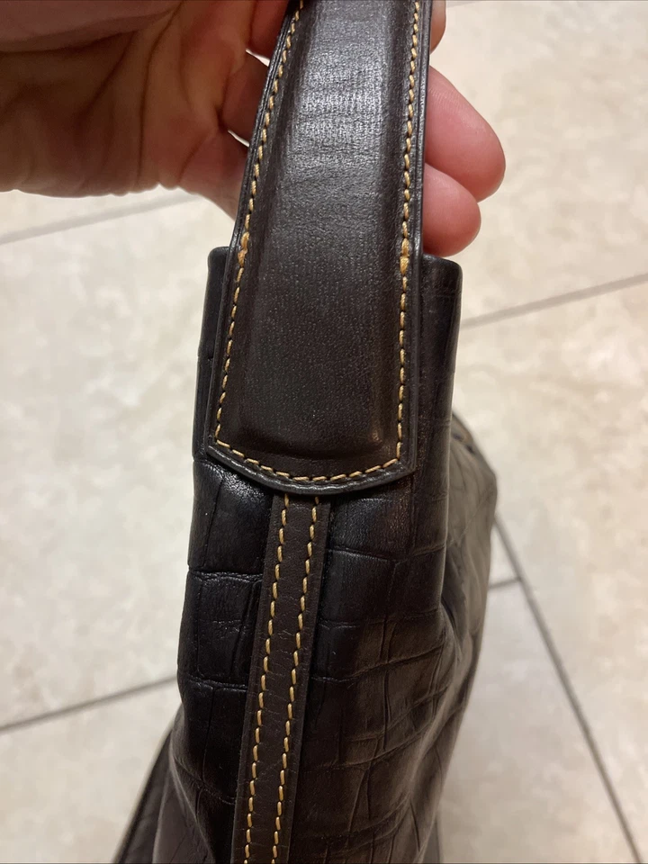 Bolso Hobo Dooney & Bourke Negro y Marrón Croco Cuero Repujado Logo Bloqueo Foto 4 de 4