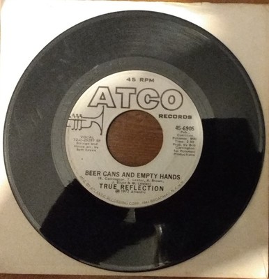 True Reflection: Bierdosen und leere Hände. '72 ATCO USA PROMO 45-6905