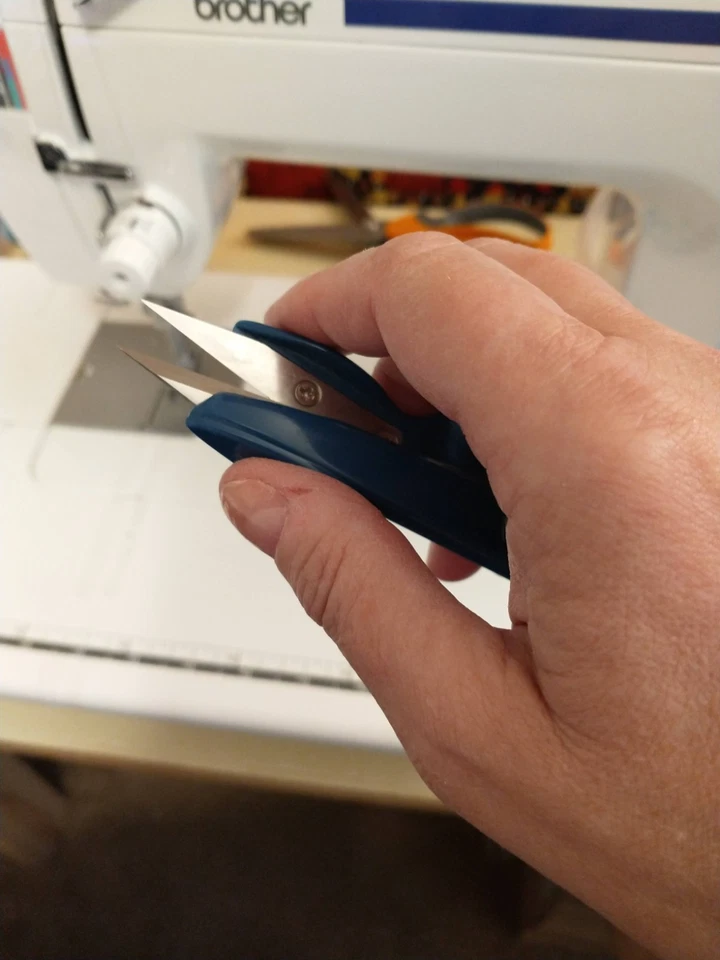 Wiss 1570B Sharp Point Quick-Clip Lightweight Speed Cutting Scissor 4-3/4" - Image 4 of 4