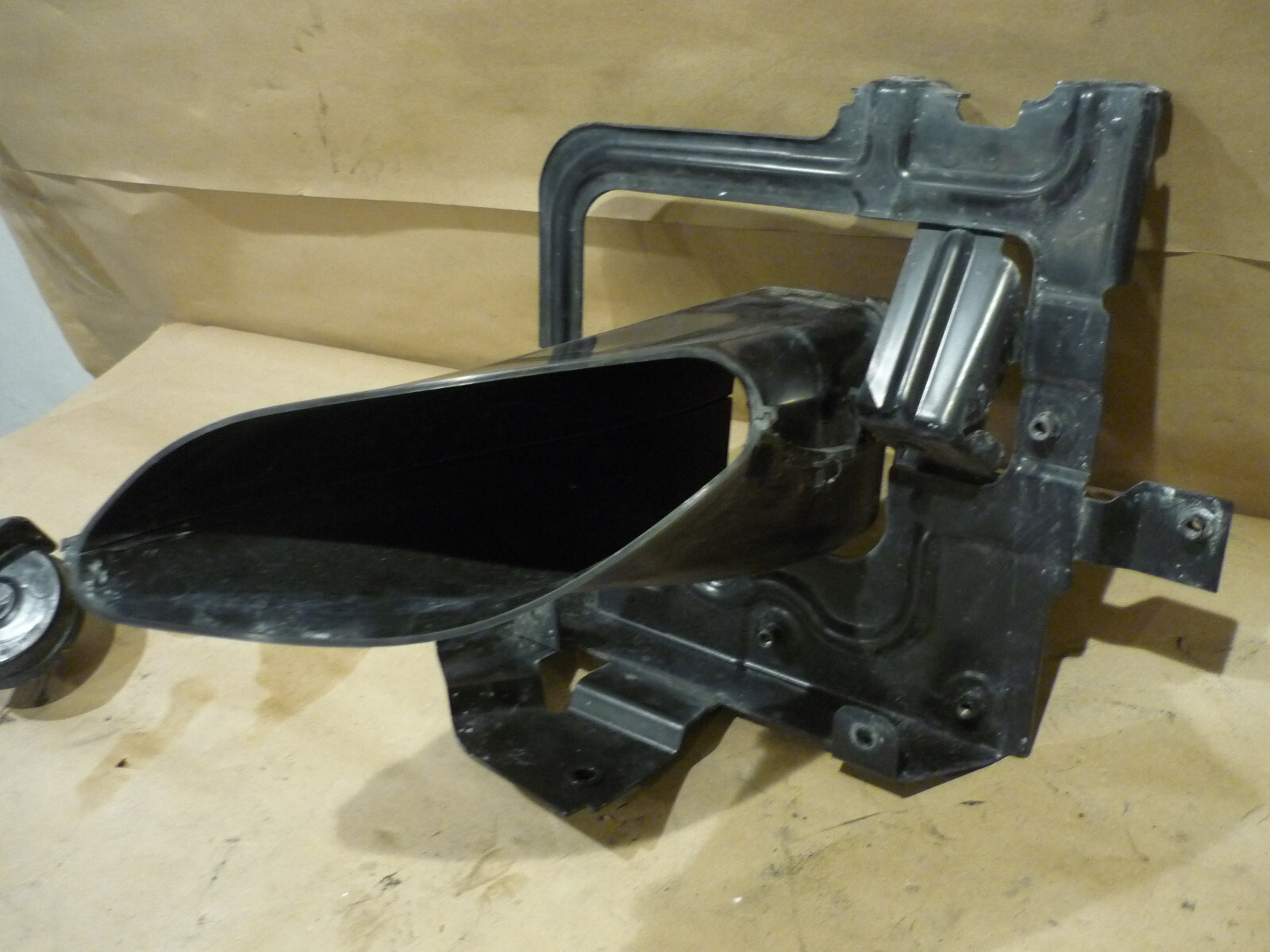 Ferrari California RH Front Air Intake Duct & Fastener Bracket # 84033900-228119