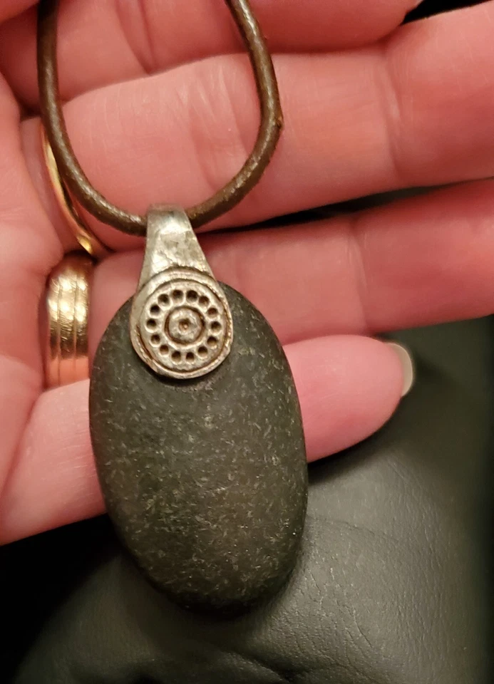 Brazalete/Collar Hoja de Piedra Brazalete Tribal Hoja Pluma Puño Abierto Color Bronce Foto 3 de 4