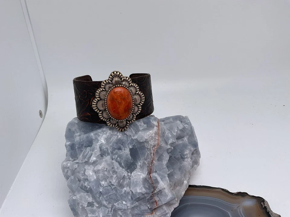 Banda de cuero Barse Tooled con piedra de ágata naranja grande en una montura de cobre Foto 3 de 4