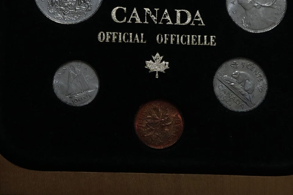 🧭 🇨🇦 CANADA 1981 MINT SET IN ORIGINAL BOX B62 #20 - Image 3 of 4