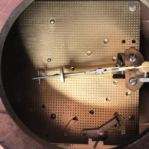 Reloj holandés funciona latón macizo y madera ornamentado hecho en Inglaterra - Imagen 13 de 24