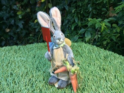 Kaninchengärtnerin Anita Weller bei Puzzle Bears Miniatur Künstlerbär - BÄRENLADEN
