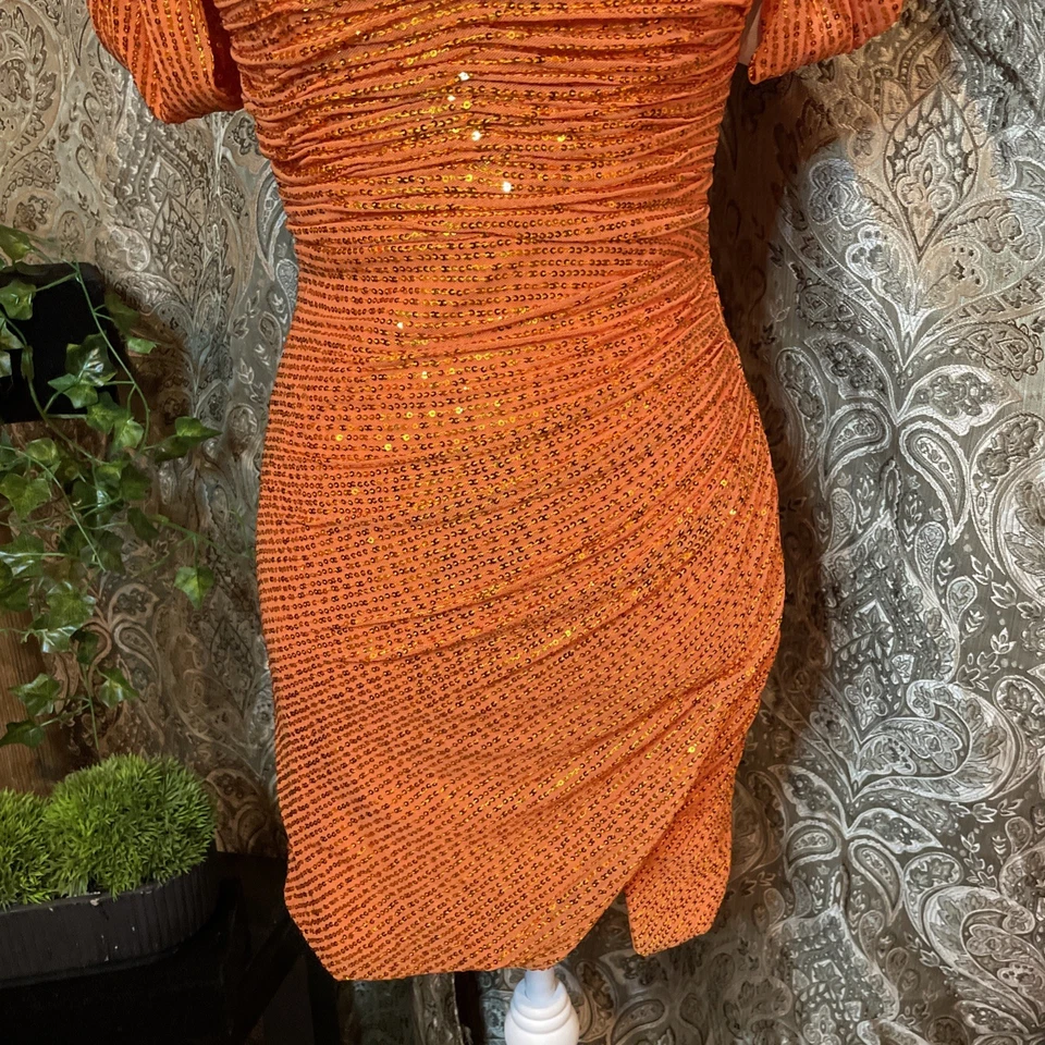 Vestidos formales plisados cortos ajustados con lentejuelas fuera del hombro 2 Foto 2 de 4