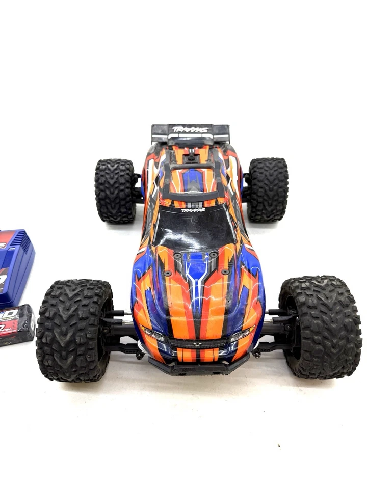Batería y cargador de camión de estadio Traxxas Rustler 4x4 VXL sin escobillas RTR 1/10 4x4 Foto 4 de 4