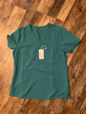 New Figs Women  s CATARINA ONE-POCKET TOP GREEN