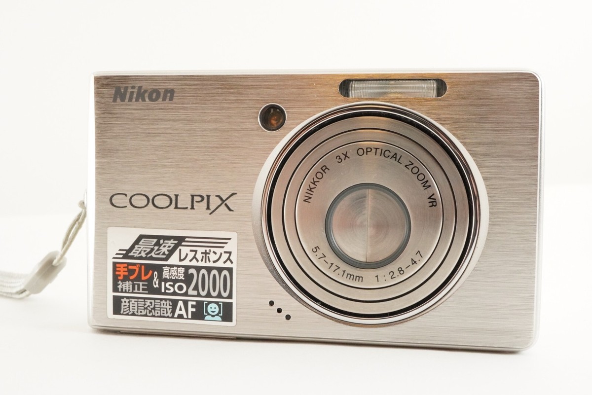 Nikon COOLPIX S500 Silver With 2GB SDHC Card Digital Camera Nikon COOLPIX S500 Silver With 2GB SDHC Card Digital Camera
