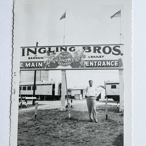 Vintage Snapshot Photograph Ringling Bros Barnum & Bailey Circus Banner Man - Picture 3 of 9