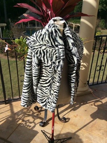 ALICE & OLIVIA BLACK WHITE ZEBRA ANIMAL PRINT FAUX