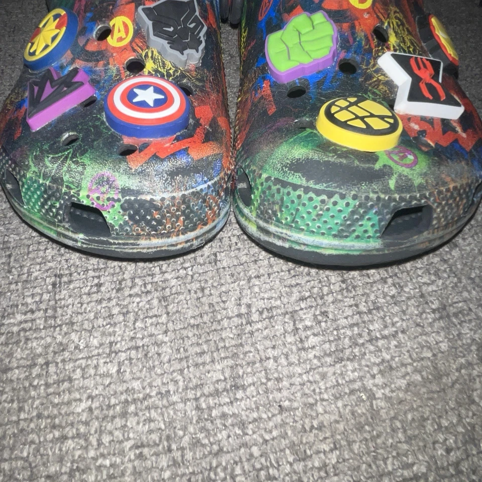 Zuecos Crocs Marvel Avengers para niños talla J1 sin cordones Hulk Capitán América Flash Foto 2 de 4