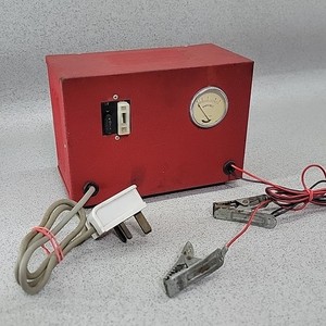 Oldtimer 60er Jahre Oldtimer oder Fahrrad 12V & 6V Batterieladegerät rot Metallbearbeitung