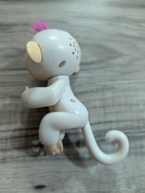 FINGERLINGS - Interactive Baby Monkey - Sophie (White with Pink Hair) WowWee Toy
