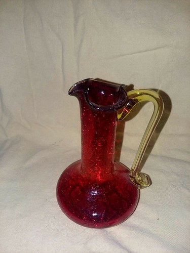 Vintage rote Crackle Glas 4,5" Vase mit appliziertem klaren Griff Bernstein  - Bild 1 von 4
