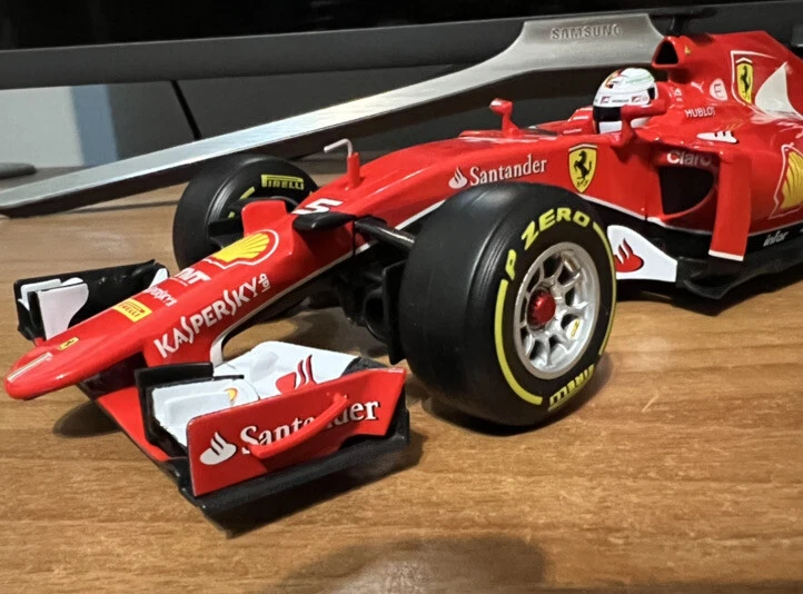 Ferrari hot wheels Racing FERRARI F1 2015 SF15 - T VETTEL  1/18 BURAGO - Immagine 4 di 4