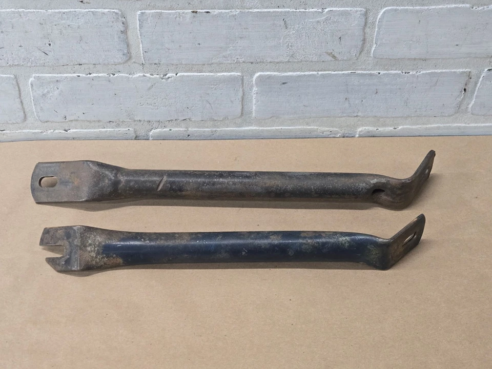 Par de soportes de bandeja de batería de fábrica Jeep CJ 1976-86 -- CJ5 CJ7 CJ8 Foto 4 de 4