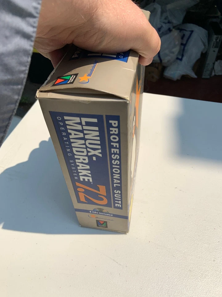 Linux-Mandrake Professional Suite 7.2 Operating System w/ Box - Image 4 of 4