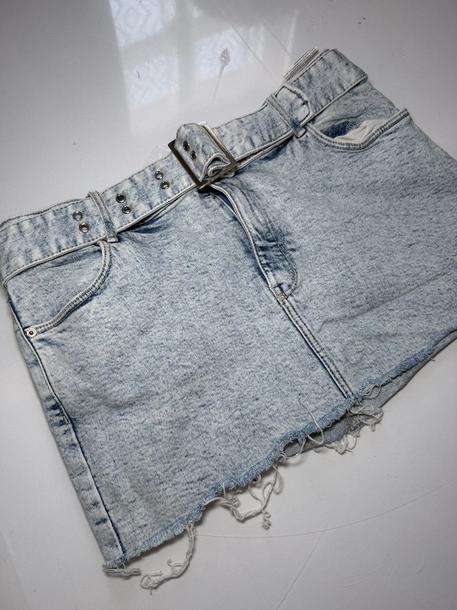 Minifalda de mezclilla Bershka lavado ácido dobladillo crudo envejecido con cinturón Y2K talla UK 12