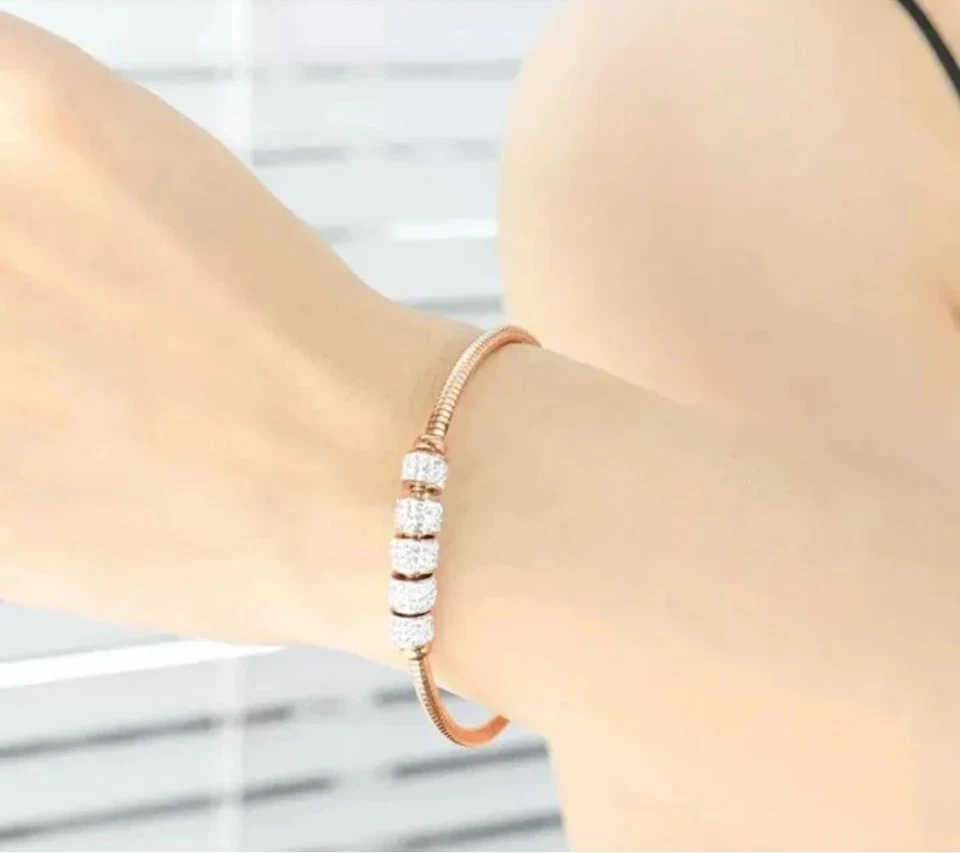 Brazalete de circonio de cristal brillante grande de acero al titanio grueso para mujer Foto 3 de 4