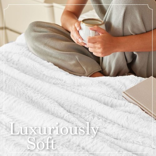 Heavyweight 65x50 Dual-Sided Faux Fur & Sherpa Blanket - All-Season Comfort - Picture 4 of 11