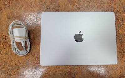 Apple MacBook Air 2025 M4 Chip 13in 24GB RAM 512GB SSD A3240 -FREE FAST SHIPPING