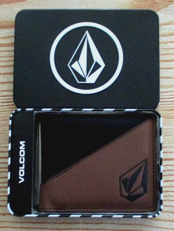 MENS VOLCOM BLACK BROWN BIFOLD WALLET WITH TIN GIFT BOX - Image 3 of 4