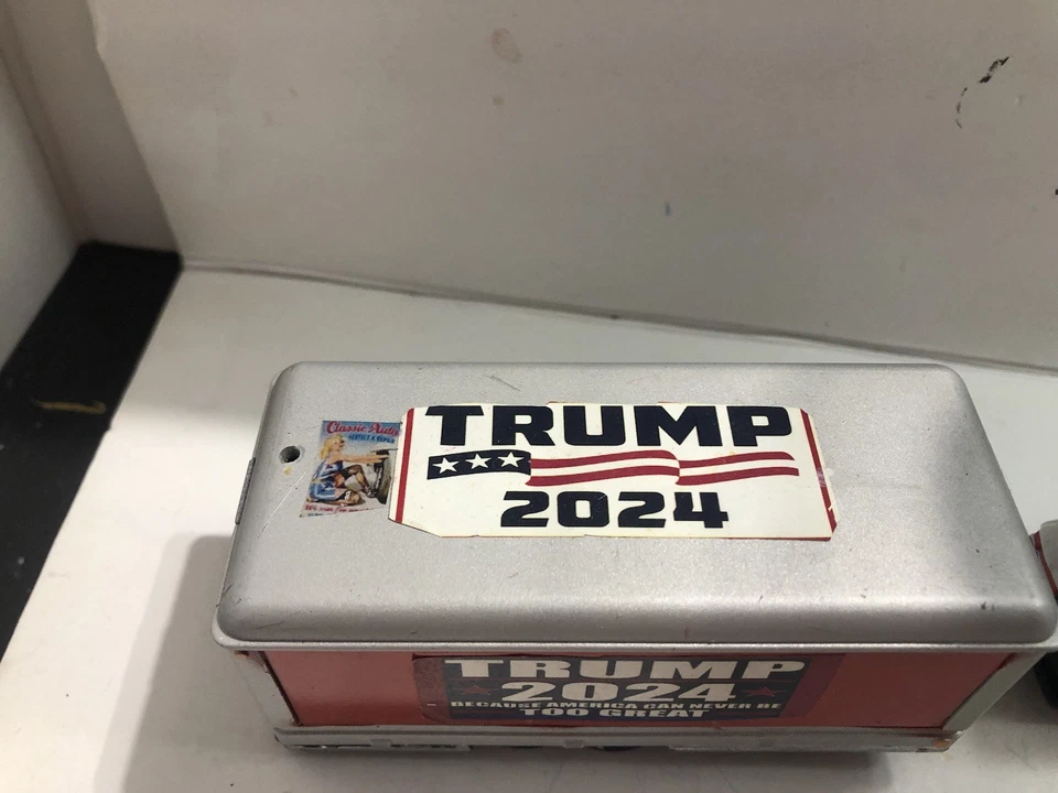 Camión de carretera Hotwheels 2024 Trump HW con camión de vehículos Trump Foto 3 de 4