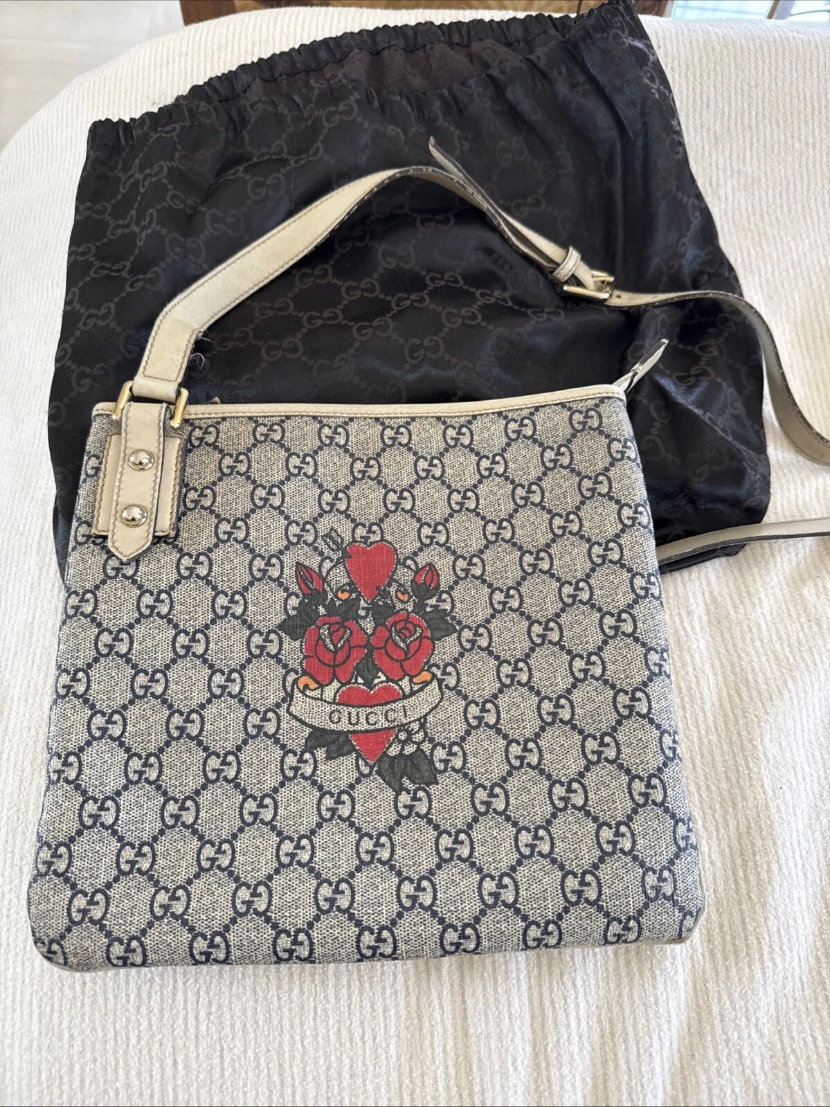 Bandoulière tatouage coeur et roses GUCCI bleu marine et gris GG logo monogramme suprême