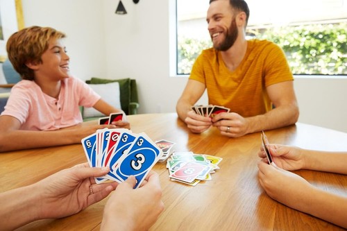Mattel Games UNO, Juego de Cartas Clásico para Niños y Adultos para Juego Familiar... - Imagen 3 de 7