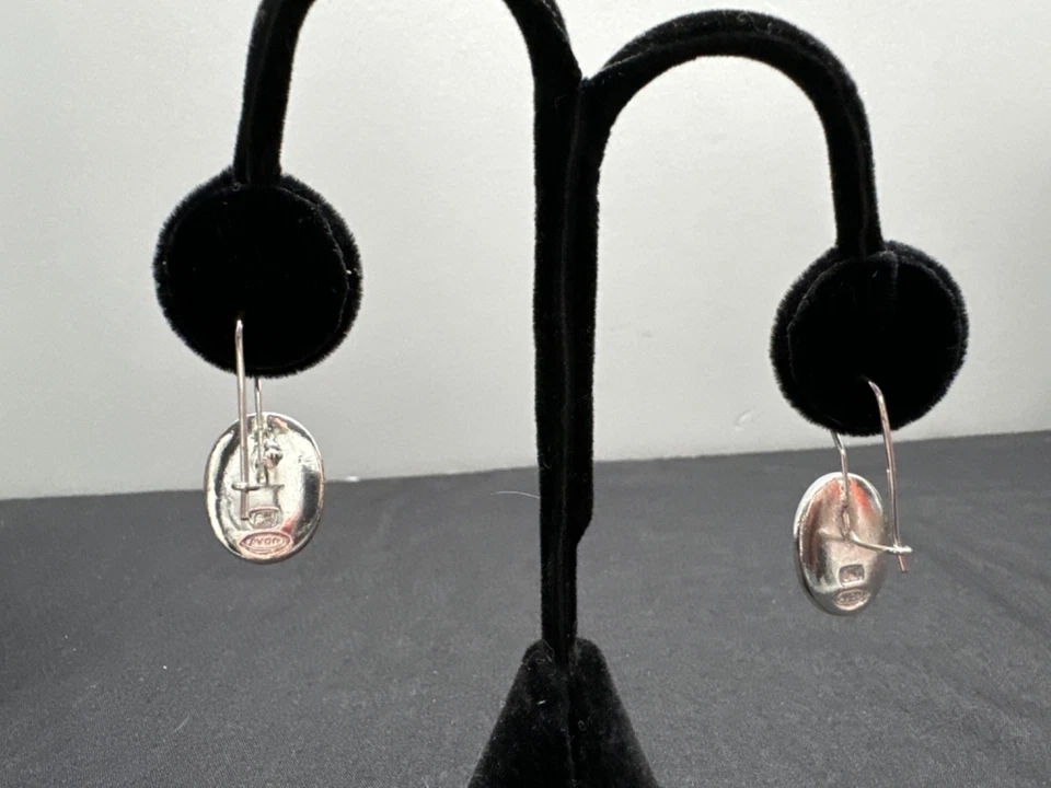 Juego de collar y pendientes Avon tono plata y madreperla Foto 3 de 4