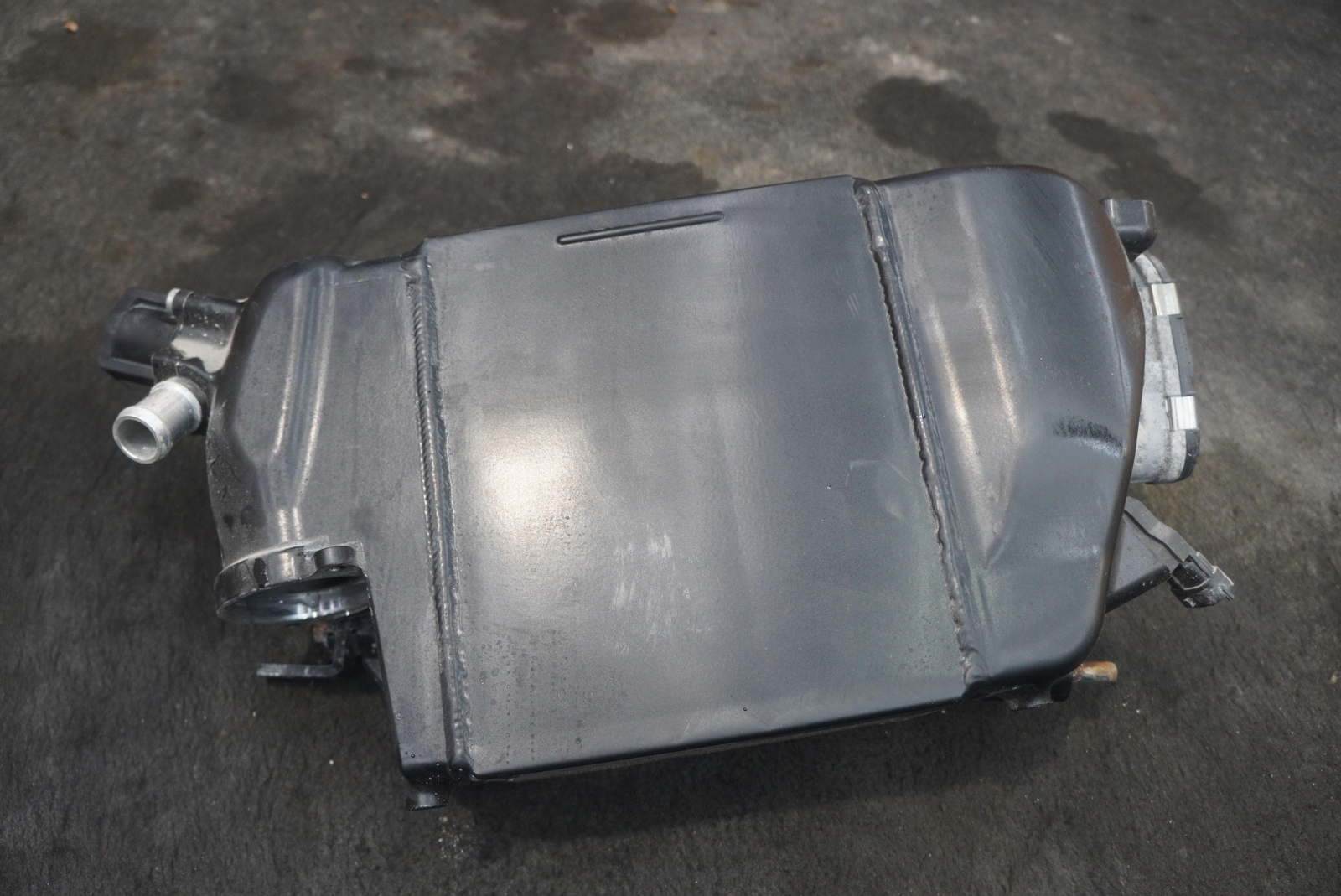 Left Engine Charge Air Cooler Intercooler WCAC HY53-6K775-AB Aston Martin DB11